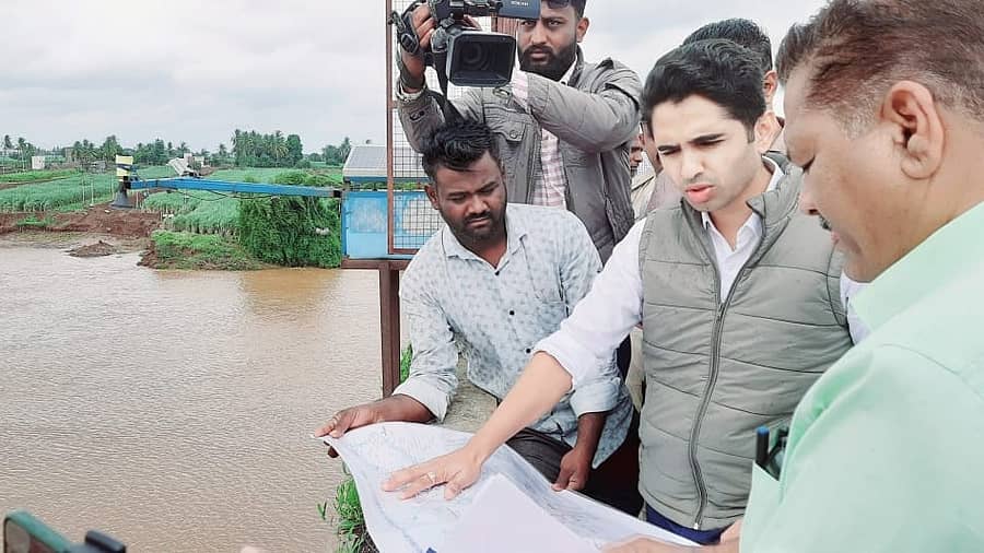 <div class="paragraphs"><p>ಸಂಕೇಶ್ವರ ಹತ್ತಿರದ ಸೇತುವೆಯಿಂದ ಹಿರಣ್ಯಕೇಶಿ ನದಿಯನ್ನು ಜಿಲ್ಲಾಧಿಕಾರಿ ಮೊಹಮ್ಮದ್ ರೋಷನ್ ಬುಧವಾರ ವೀಕ್ಷಿಸಿದರು</p></div>